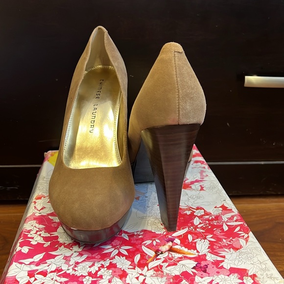 Line new! Chinese laundry suede heels, size 8 - Picture 3 of 4